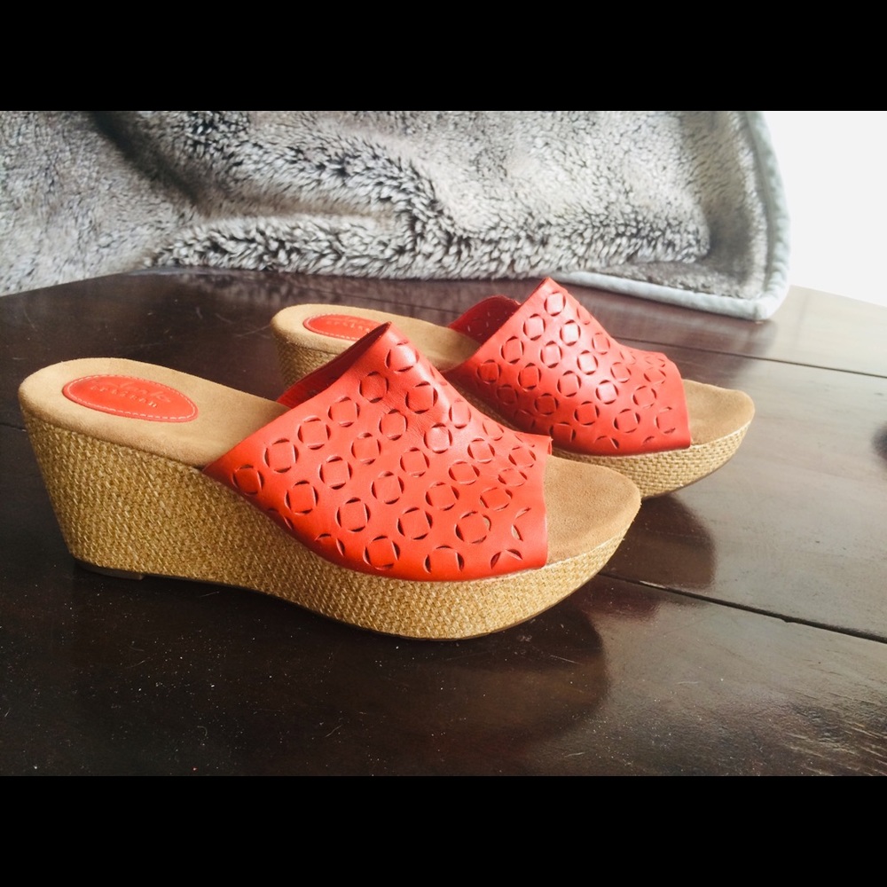 NEW!!!  CLARKS Artisan Leather Wedge mule Sandals